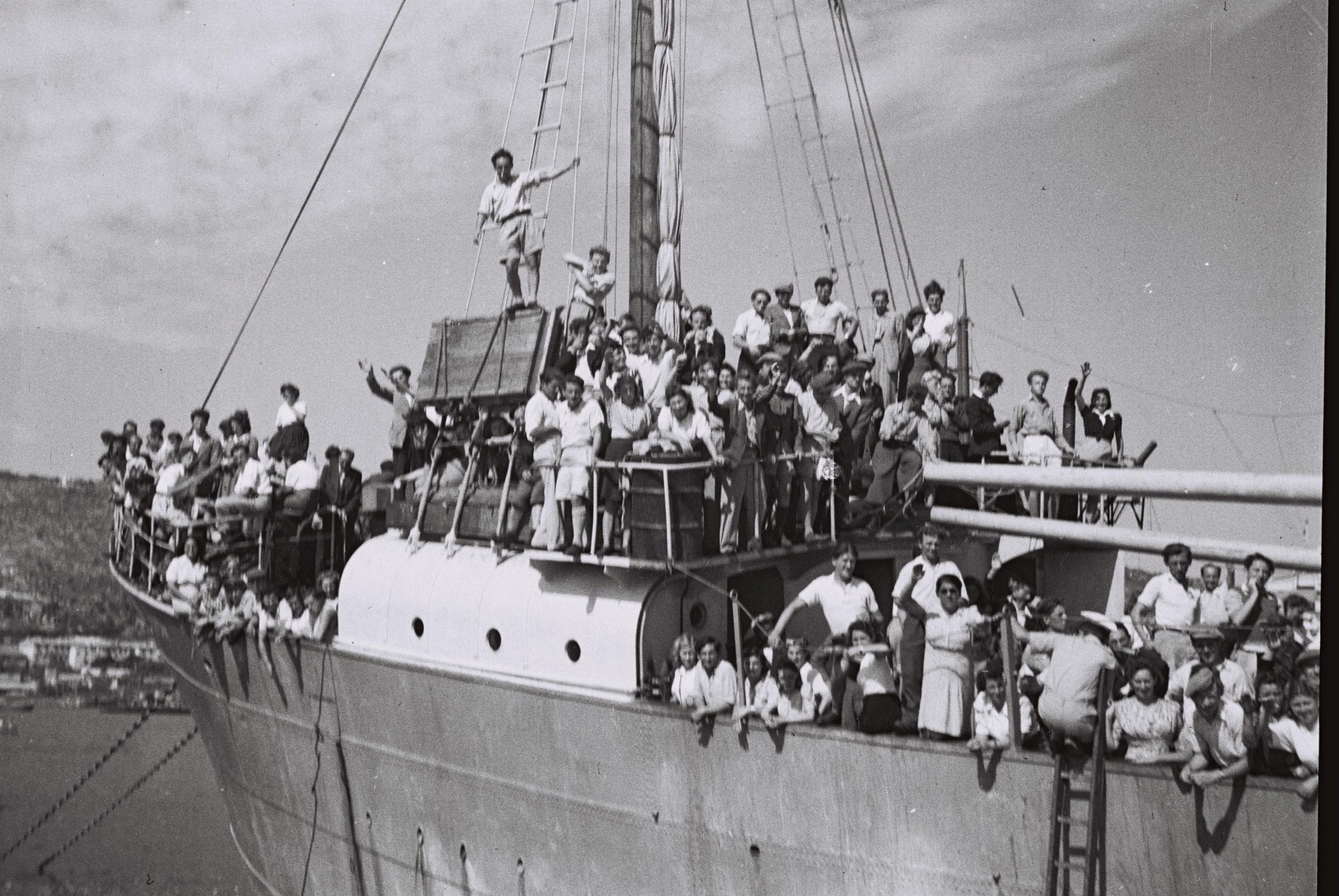 14.01_An immigrant ship landing in Haifa (1946)