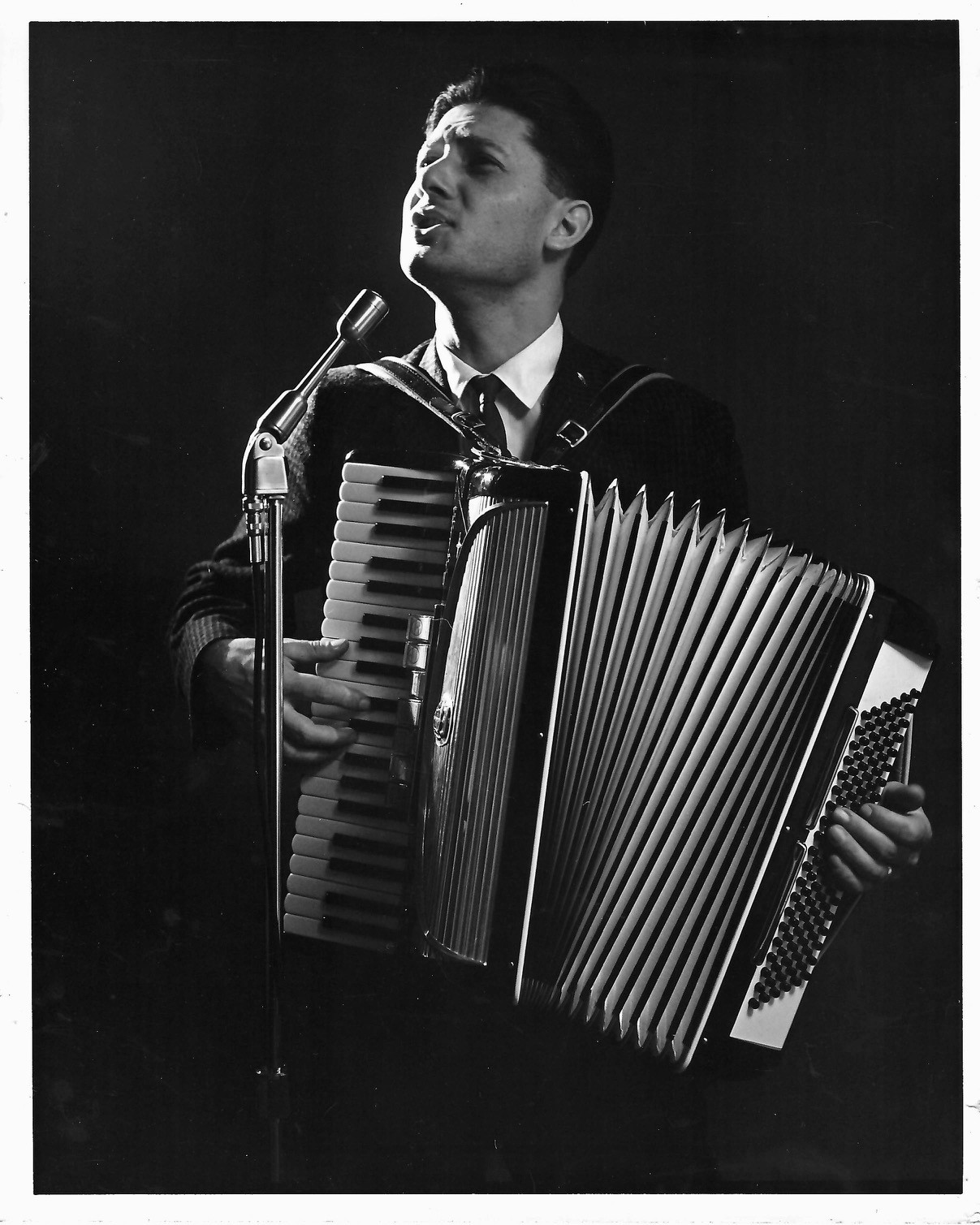 15.03_Oscar singing accordion