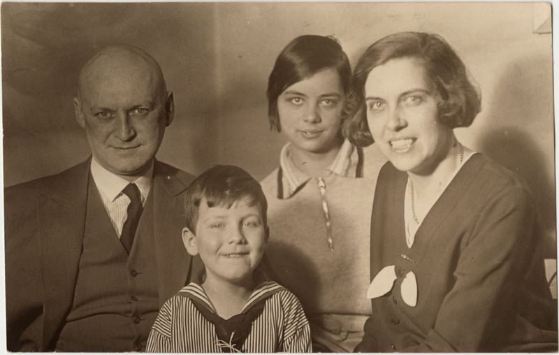 1_LowensteinH_Modal1_Image_FamilyPortrait1929