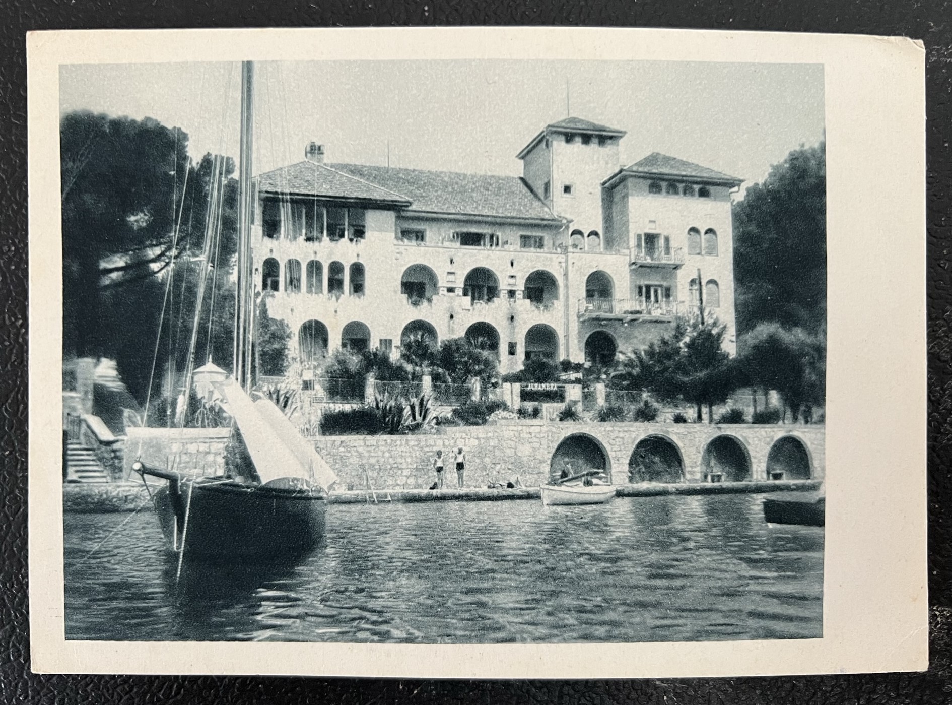 Ch2.2_HotelAlhambra