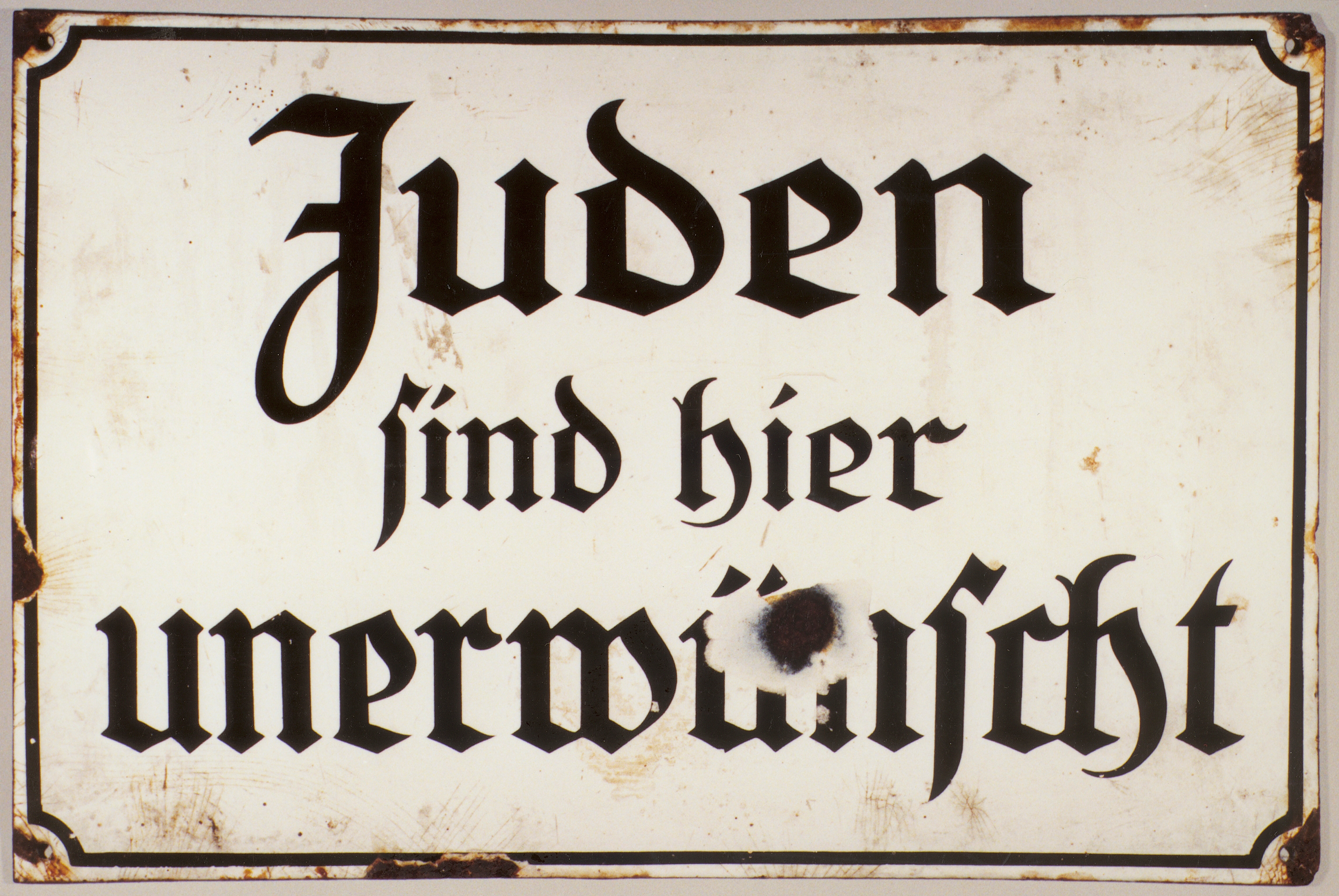 Letrero antisemita que dice "Juden sind hier unerwunscht" (No se aceptan judíos). Letrero antisemita que dice "Juden sind hier unerwunscht" (No se aceptan judíos).